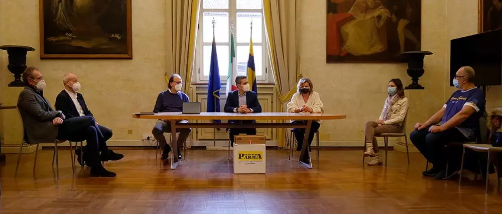 Donazione-Tablet-comune-parma-runione-tavola (1) tablet donati da infor al comune di parma per studenti