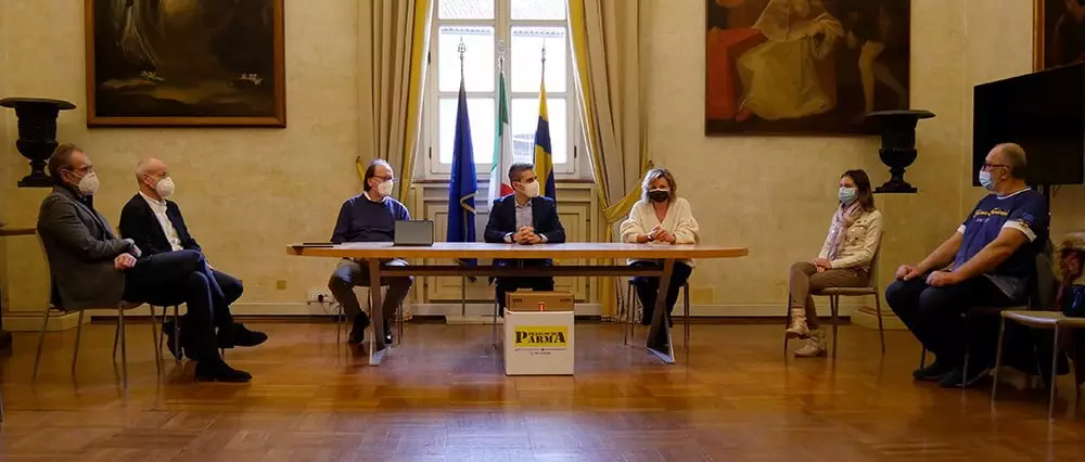 Donazione-Tablet-comune-parma-runione-tavola donazione device al comune di parma per studenti