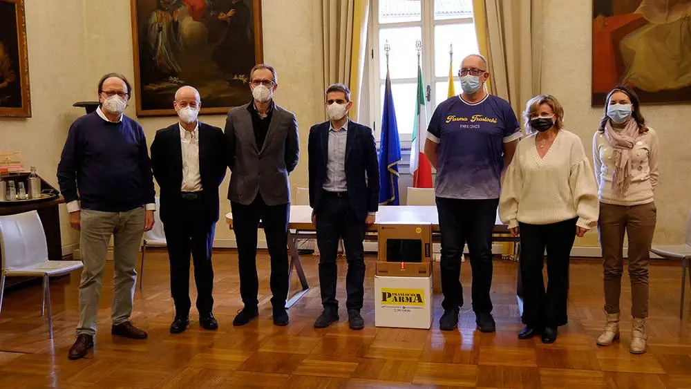 DonazioneTablet-Foto_01_low-INFOR (1) donazione al comune di parma di tablet per la scuola
