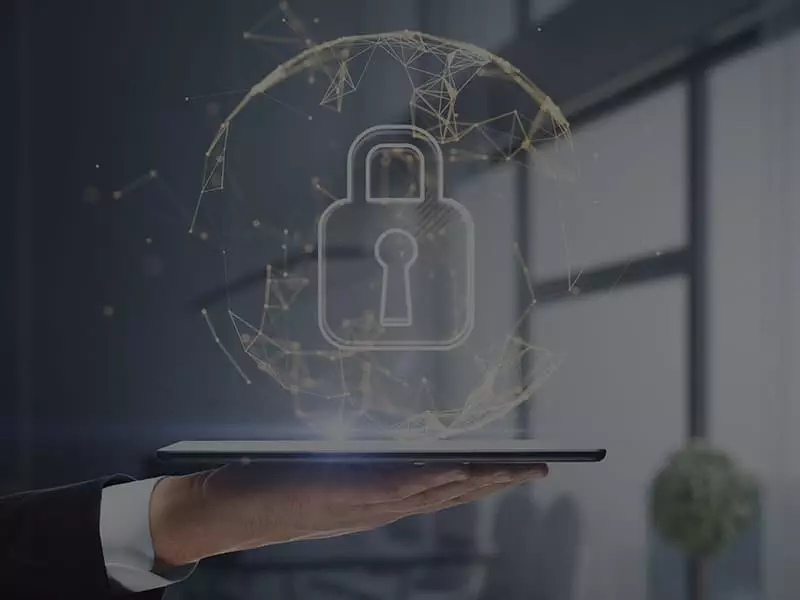 OWASP top ten- tablet con icona locker cyber security